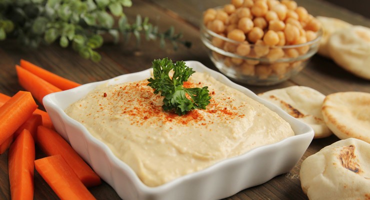 0137_136253323 hummus, zucchini, carrots and pita bread on a plate