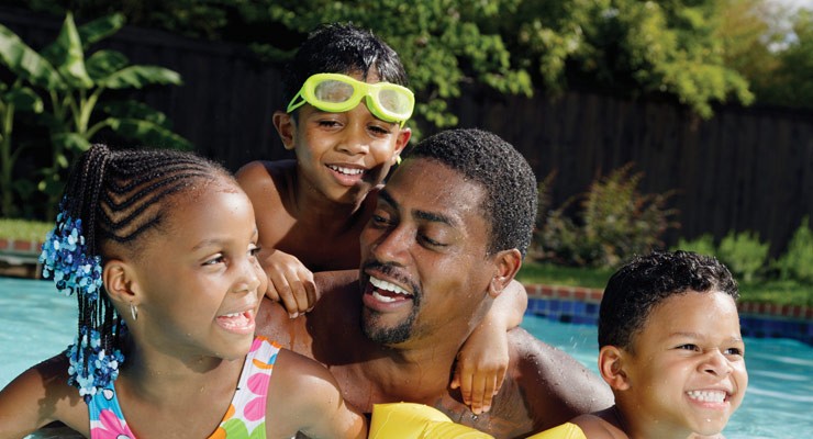 0081_78779123 father with children in the pool